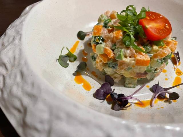 Олів'є з лососем, авокадо та ікрою оселедця