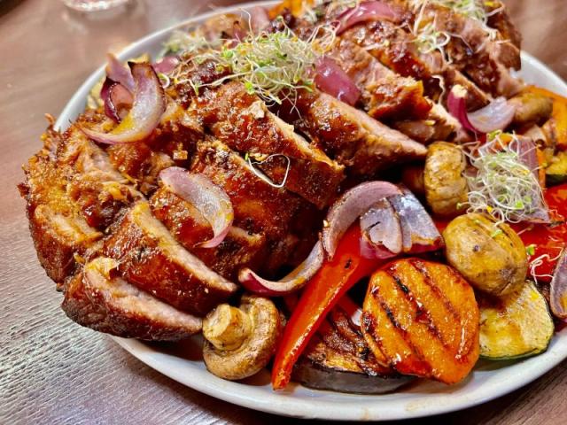 Запечена буженина з овочами гриль
